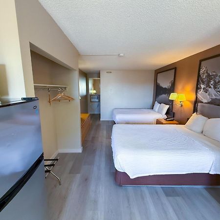 Super 8 By Wyndham Medicine Hat Ab Экстерьер фото
