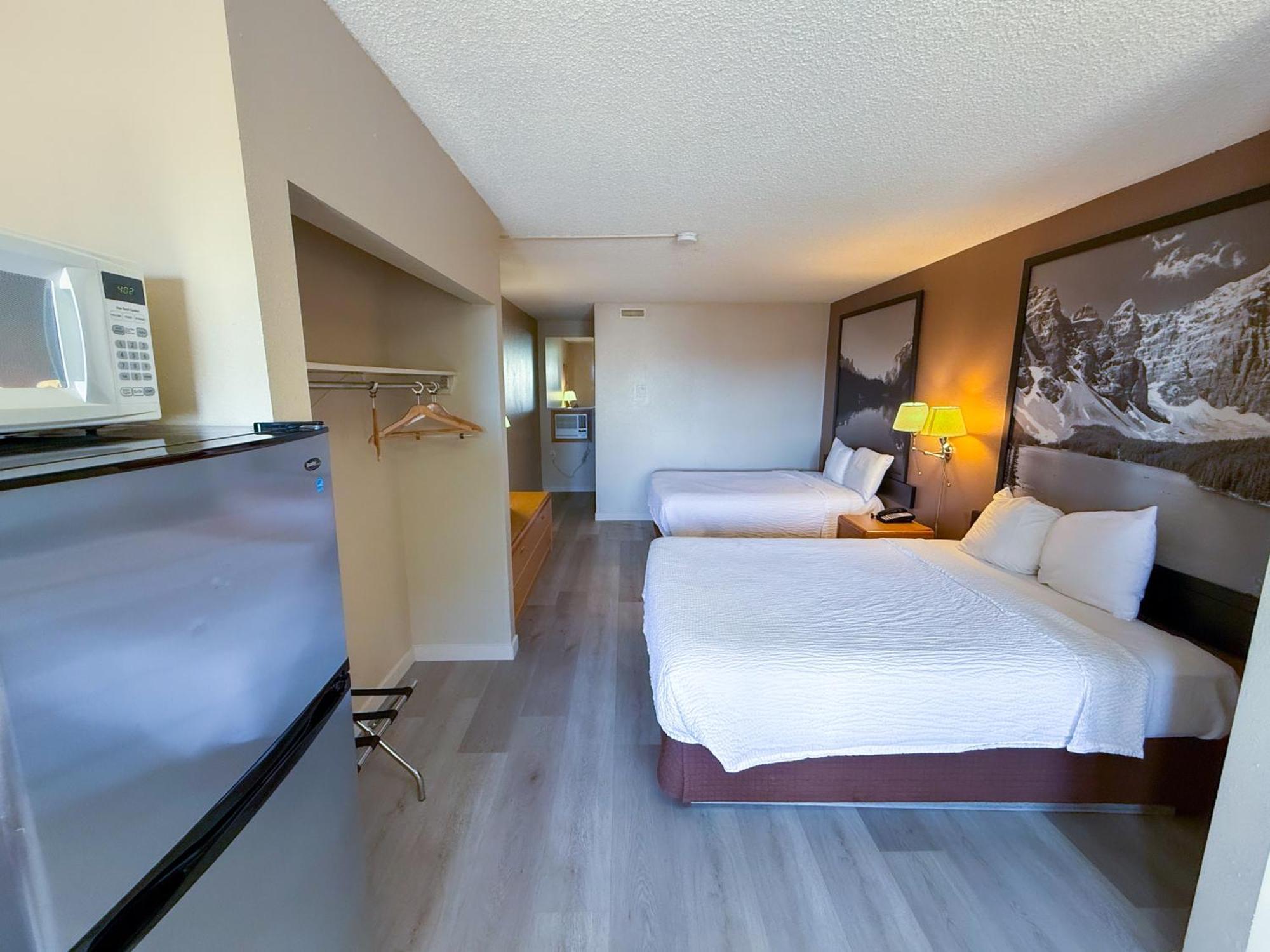 Super 8 By Wyndham Medicine Hat Ab Экстерьер фото