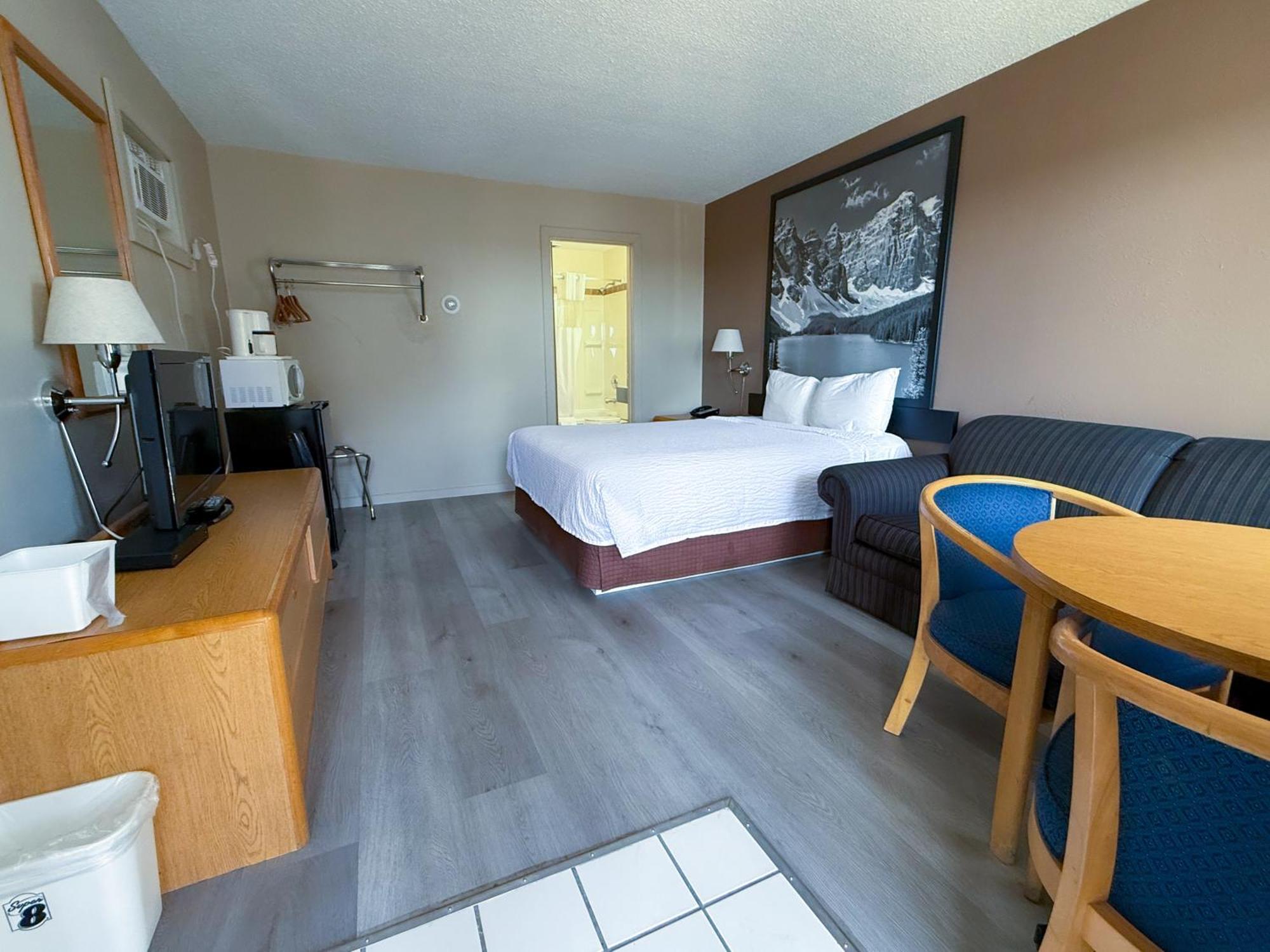 Super 8 By Wyndham Medicine Hat Ab Экстерьер фото